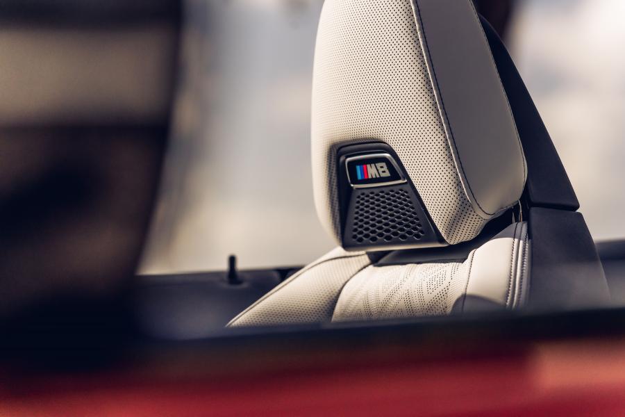Детали интерьера BMW M8 Competition Convertible (F91) 2019 года  (UK) (фото 21 из 42)
